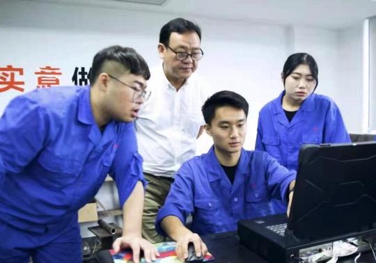 老师在指导学生开展创业实践项目。学校供图