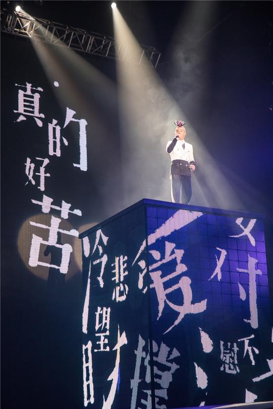 演唱会一开场,陈小春身着一套黑色亮片牛仔工装,站