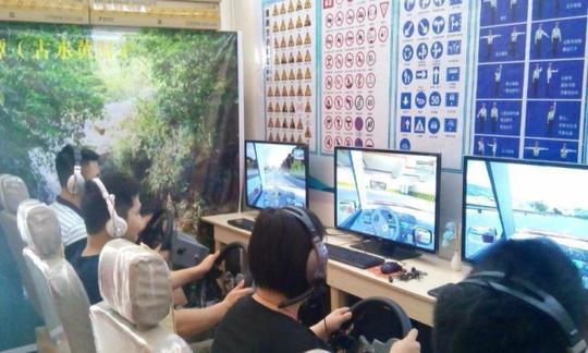 夫妻在县城开什么店开学车体验店生意红火