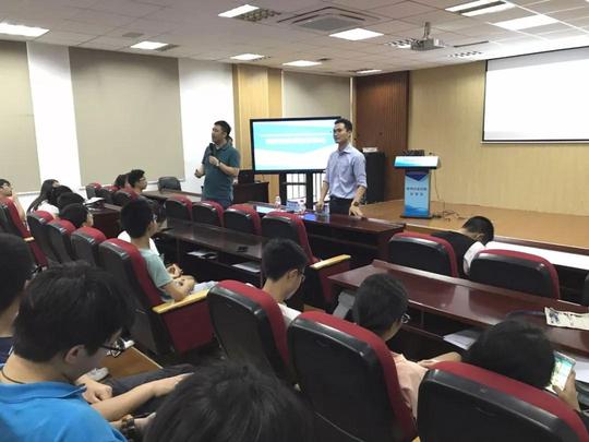 签约仪式后还举行了优秀创业项目分享会,余峰与姚文俊作为园区优秀