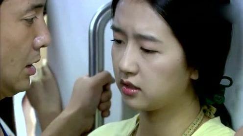 公交车上太挤了，大叔一直靠在美女身边，美女这个表情好无奈!