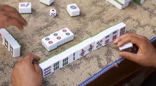 “打麻将”总是输钱？麻将骗术之舍身拆搭，诱待搭面