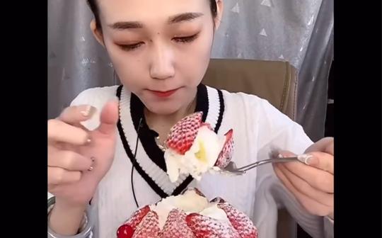 草莓蛋糕塔颜值一直很在线嗷!(洁宝美食日记)吃一整个草莓蛋糕塔食音声控