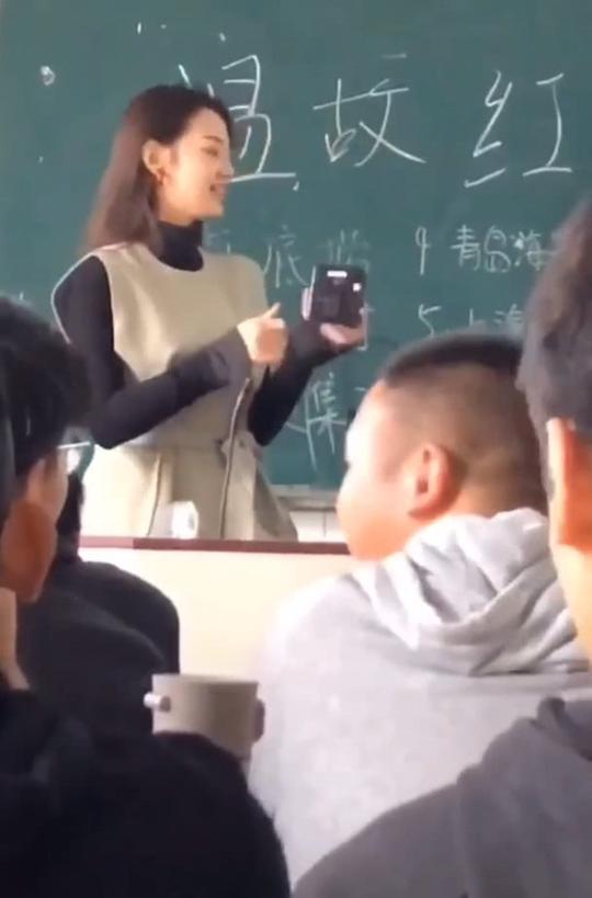 全抖音最美班主任，学生从不请假，网友:笑起来的瞬间就明白了!