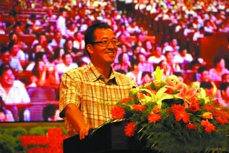 俞洪敏、郭凡生来到郑州,用他们自己的创业经历和经商理念,进行了