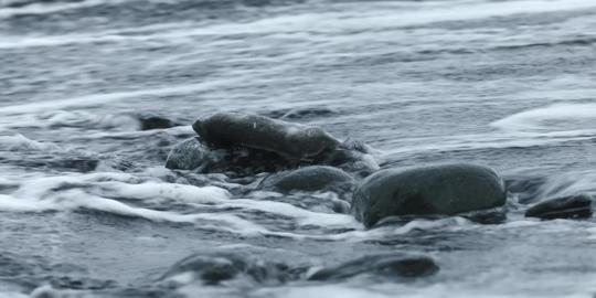 唯美的意境海边沙滩浪花_3840x1608_高清视频素材下载