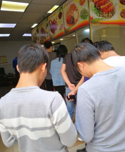 深圳富士康周边餐馆，一到工人下班的时候，餐馆生意都好得很