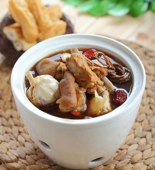 不料生意大好最后还开起了餐馆肉骨茶排骨,香料,药材的组合真是