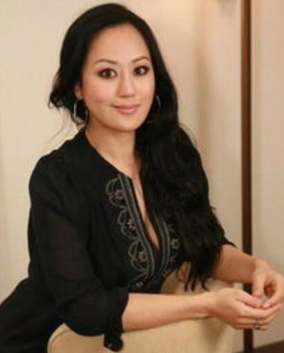 她是香港第一败家女,负债上亿仍说:饭可以不吃,衣服不