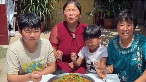 农村大妈拍美食成千万粉丝大网红，一天打赏收入赶超白领几个月