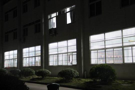 夜幕降临,黑色渐渐笼罩整个大地,而徽商职业学院紫蓬校区物流实训中心