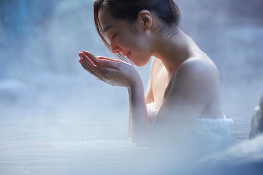 泡露天温泉的女生