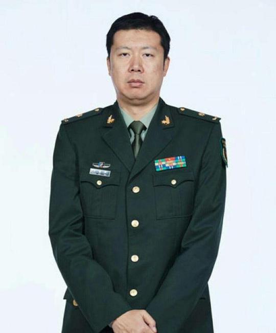 王治郅人设坍塌?公认朴实好男人却与结发妻离婚，穿军装娶90后