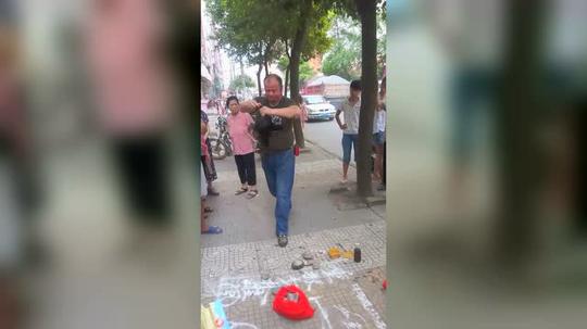 揭秘江湖卖药骗术:实拍街头现场掰断鸡脚