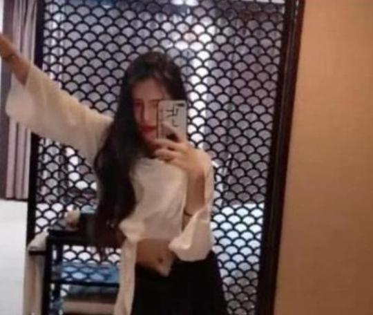 小姐姐在浴室拍抖音看到裤子上的拉链后网友为了红也是拼了