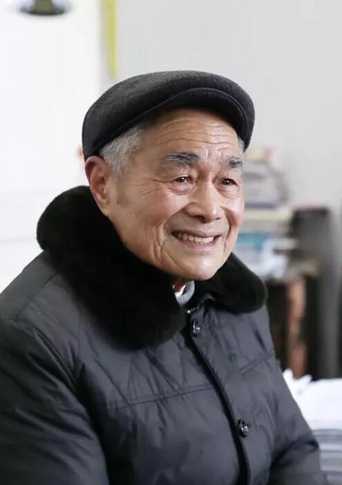 王春文九旬“抠老头”成网红用着破旧家具却捐款千万元