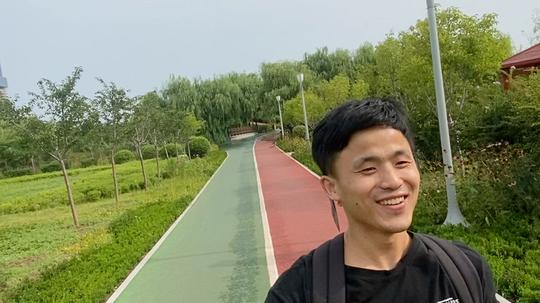 凉亭拜拜跑步前行