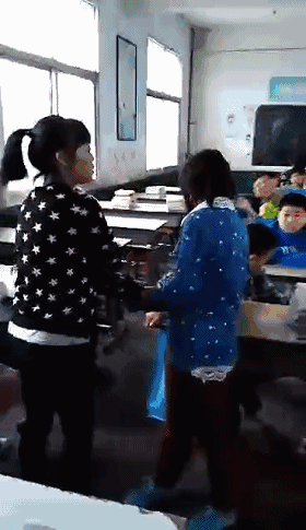 校园暴力视频一小学女生在教室遭到扇耳光踢踹等暴力殴打