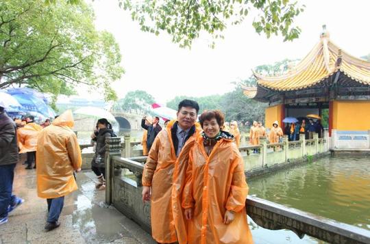 因为下雨天和不放心儿子所以就去了这2个地方急急忙忙的回去了.