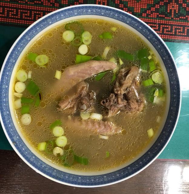 煮鸭骨头汤的做法