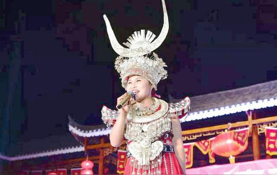 深山苗寨里励志艰苦创业出来的幸运女神,非常不容易