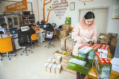 27岁的留美学生张昌艳大学毕业后回乡创业,成为了一名村淘站的