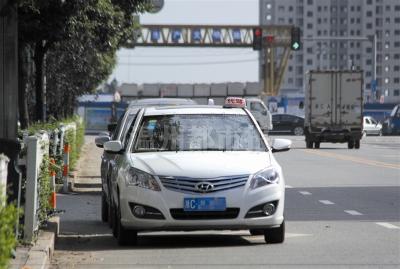 这些车不少是"挂羊头卖狗肉",名为"代驾"实际做的是出租车生意,而且屡