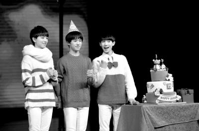 随后,tfboys队友王俊凯和王源现场助阵,合唱一曲《样(young)》.
