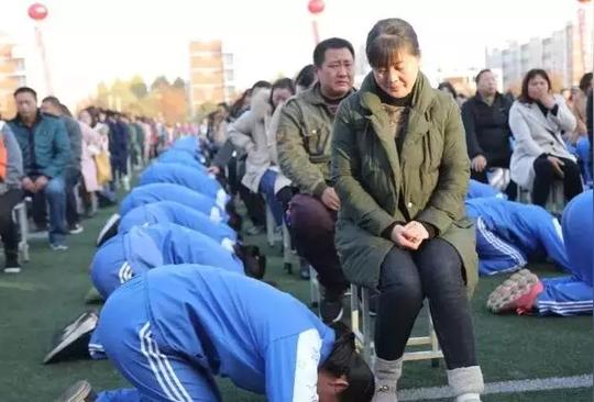 2000学生集体跪拜父母：感恩教育还是形式主义式的愚弄？