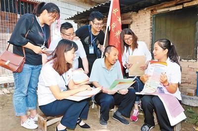 当日,2017年贫困劳动力公益专岗招聘会暨就业创业政策"百人走村入户"