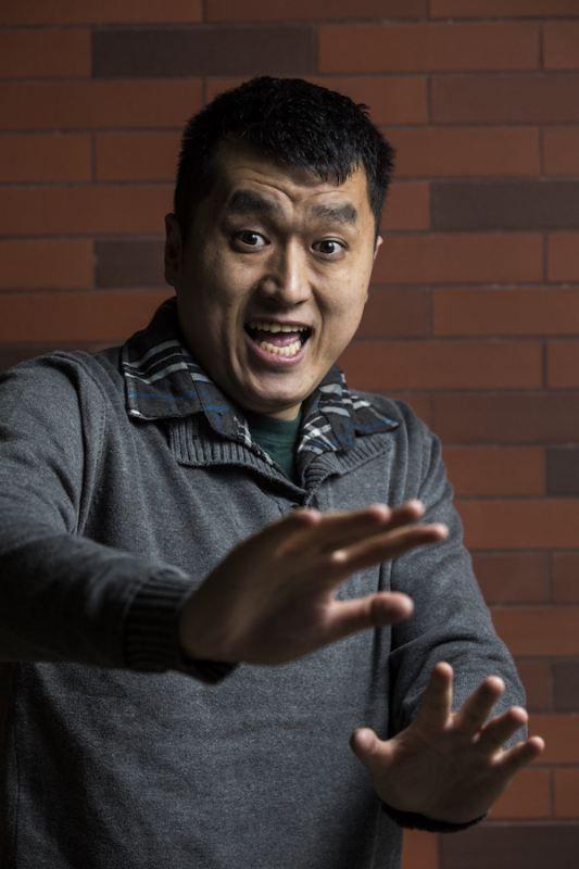 李红烨与妻子郑钰都曾经是交大相声协会的成员，如今则一起创业开办了新语相声俱乐部