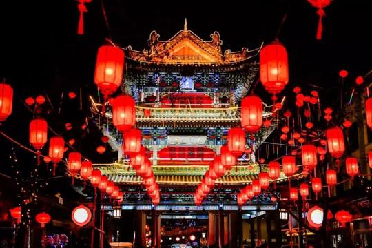 大红灯笼高高挂,流光溢彩迎新年.