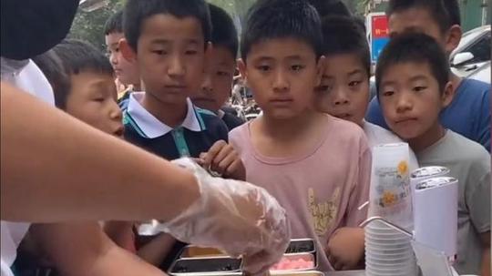 学校门口的小吃生意，天天爆满，看他用的是什么机器做的什么小吃