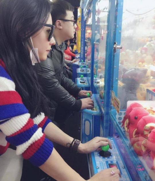 某明星也玩抓娃娃