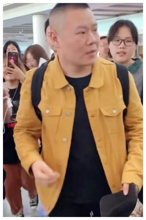 岳云鹏穿休闲装走机场，胖的刚刚好，台上搞笑台下变身时尚咖!