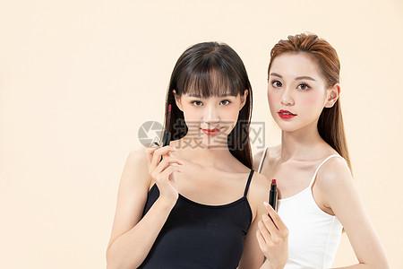 青年女闺蜜涂口红图片下载