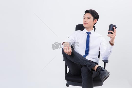 手拿咖啡杯商务男士半身像