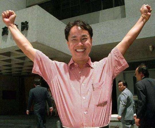 崩牙驹曾比张子强还嚣张，为何他却至今没事?只因他有何鸿燊指点