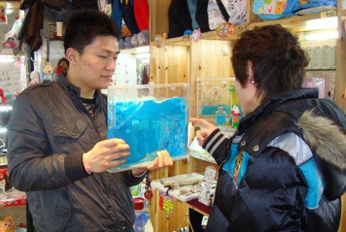 从大一起就在校园里做起"小生意",卖过计算器,教辅书,组织过学生拼团