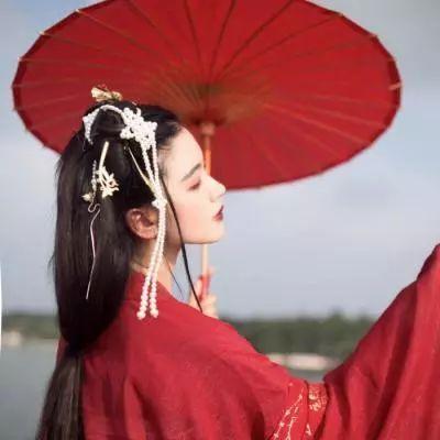 微信头像:带来好运的红衣女生真人古风