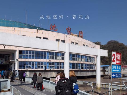 沈家门海鲜夜排挡就在码头边上,白天都是关着的,晚上门庭若市,生意好