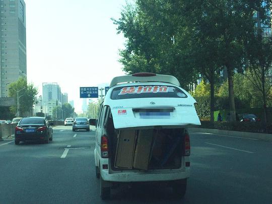 肥货拉拉面包车涉非法载货交警:如是客运证车