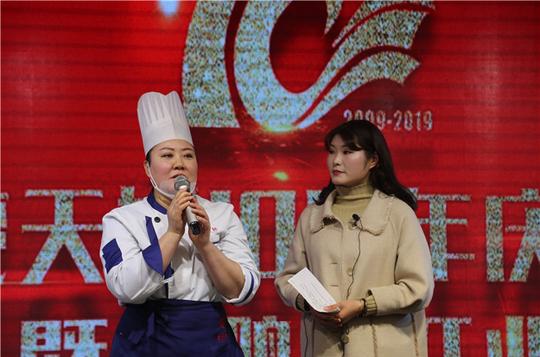 十年创业路一路有你楚天娇举行十周年店庆暨烤鸭店开业庆典