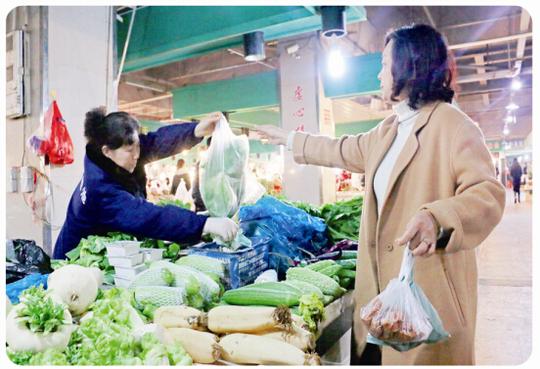在菜市场,小商品市场不提供塑料袋就很难做生意.