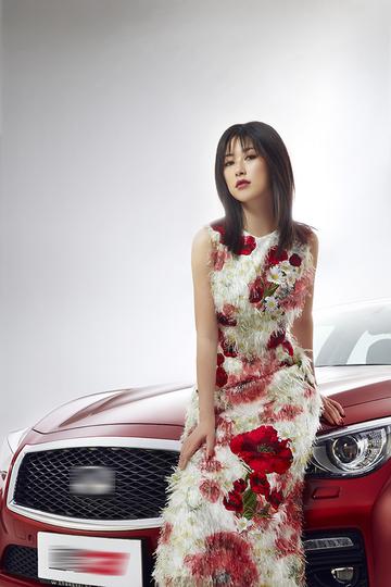 朱珠国外留学派对抽烟表情照片