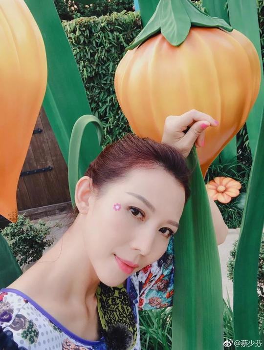 贾静雯的颈部真滑嫩,360度都看不出她43岁了!