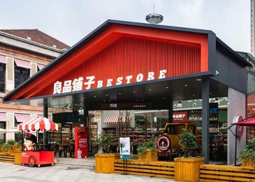 中国零食第一股:她用3000元创业,全国店铺超2600家,年