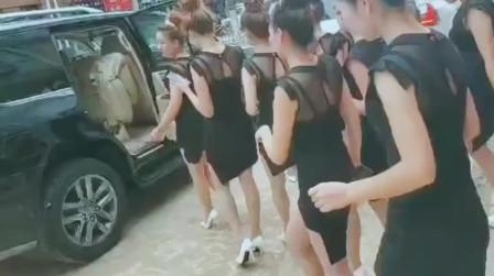缅甸果敢老街小姐姐下班后去兜风，穿着个个都漂漂亮亮。