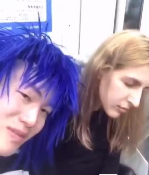 杀马特恶搞美女老外,险些被打