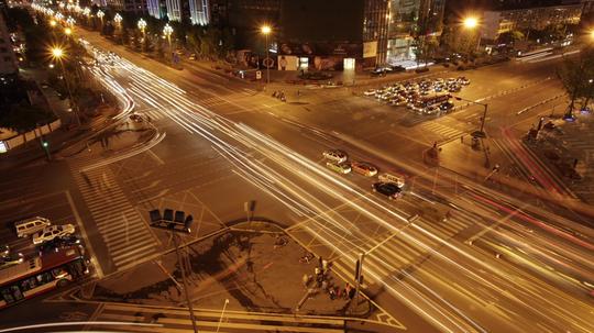 城市道路十字路口灯光车流延时拍摄视频素材_1920x